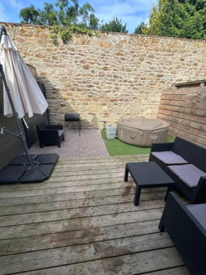 The GREEN HOUSE , grand parking, proche gare, jardin, jacuzzi